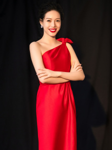 女仆扒开给客人玩